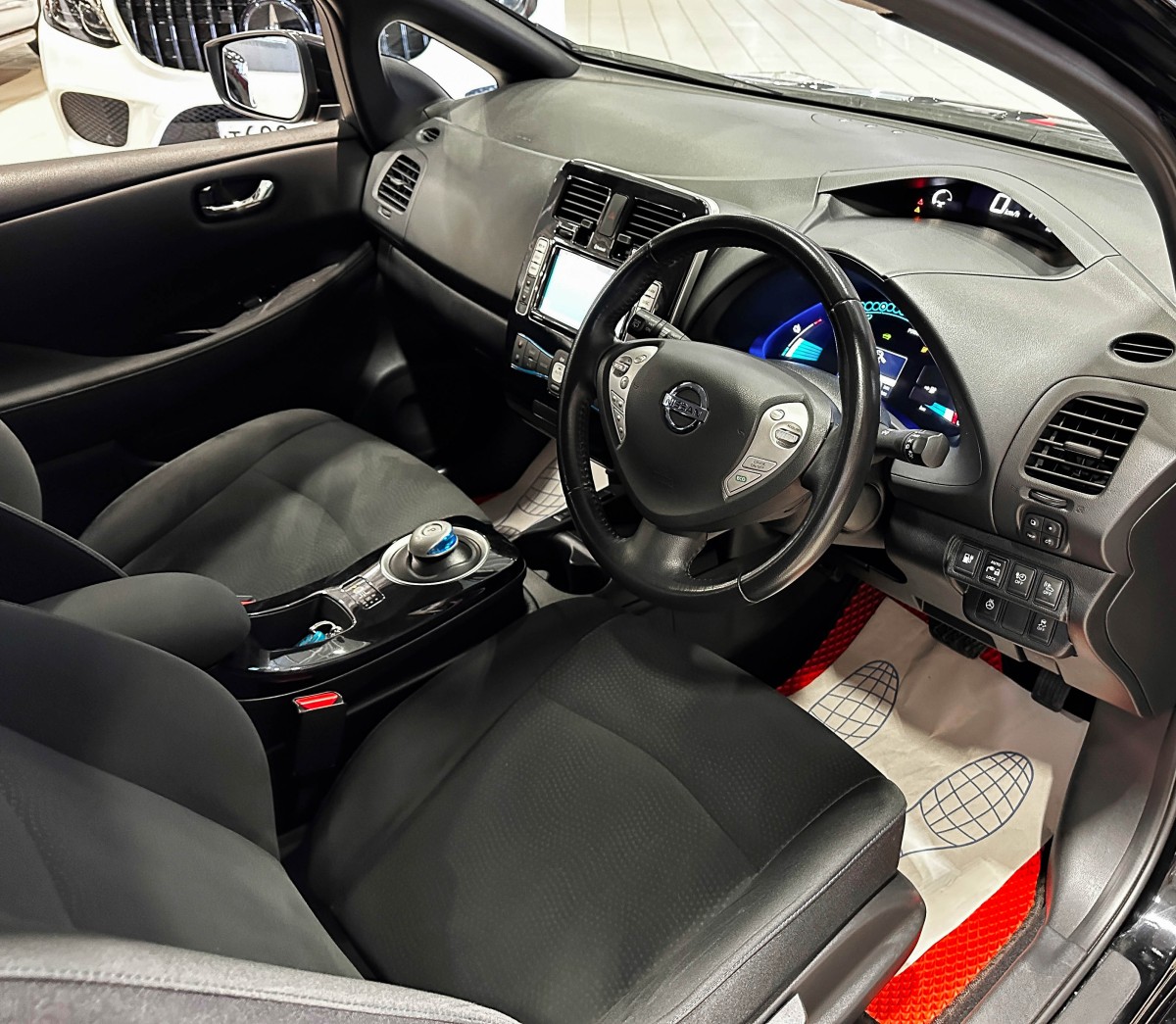 Nissan Leaf - фото 11