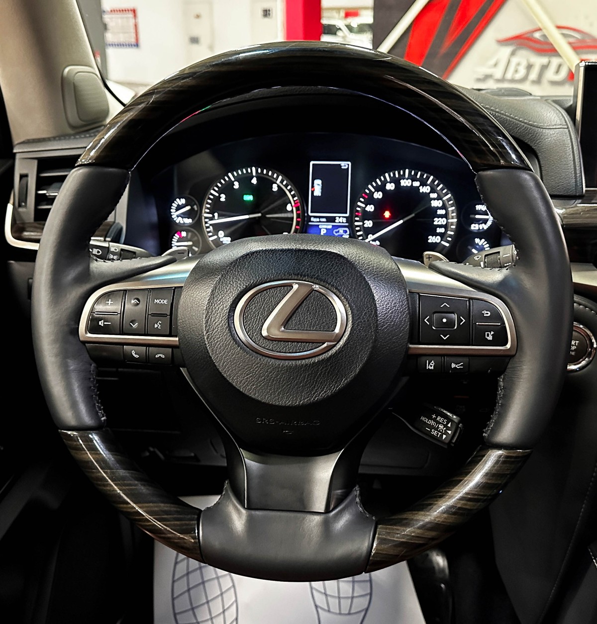 Lexus LX 570 - фото 37