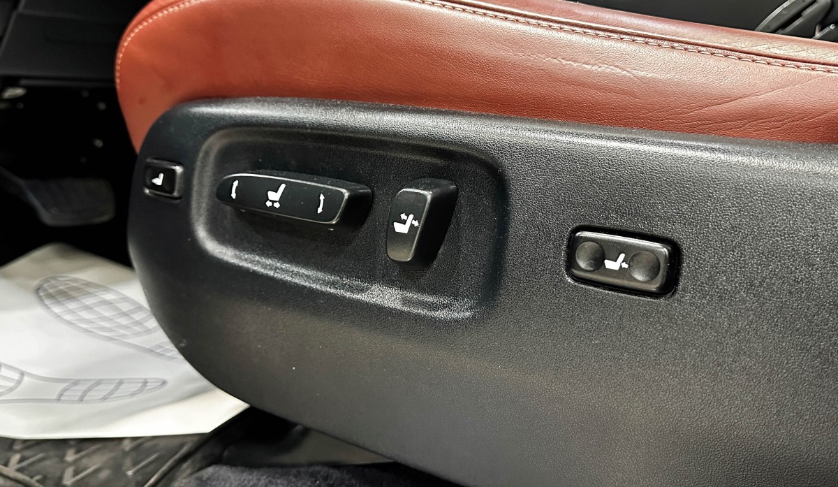 Lexus LX 570 - фото 22