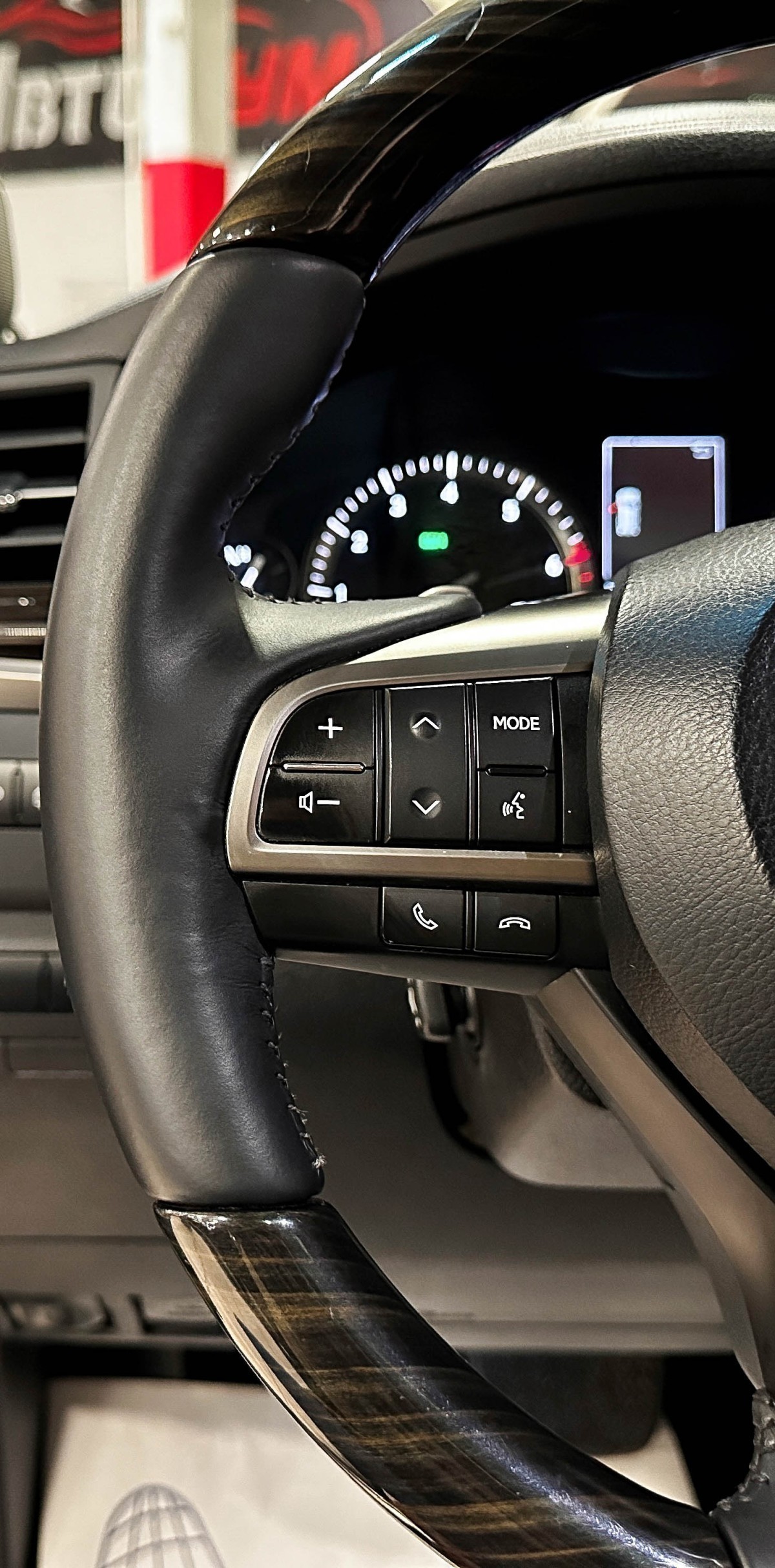 Lexus LX 570 - фото 25