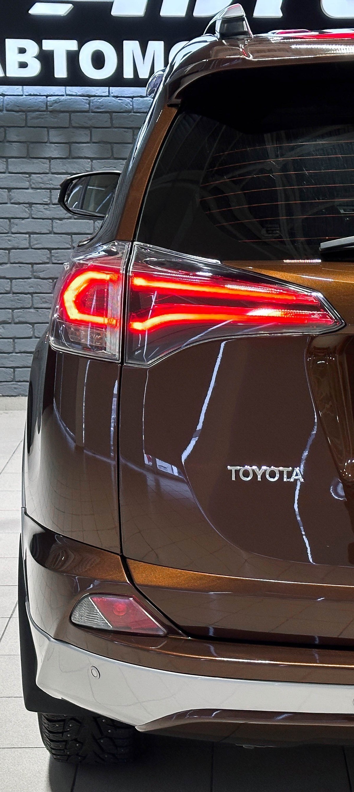 Toyota RAV4 - фото 8