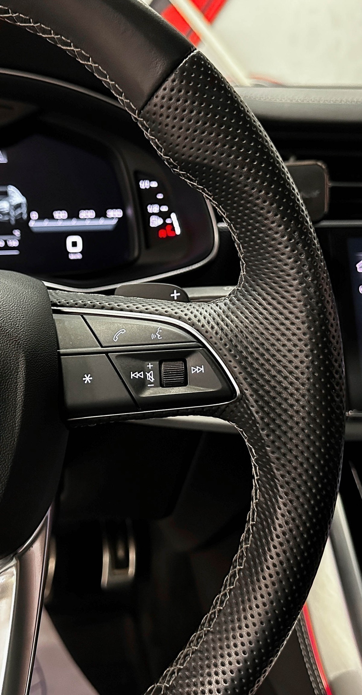 Audi Q8 - фото 25